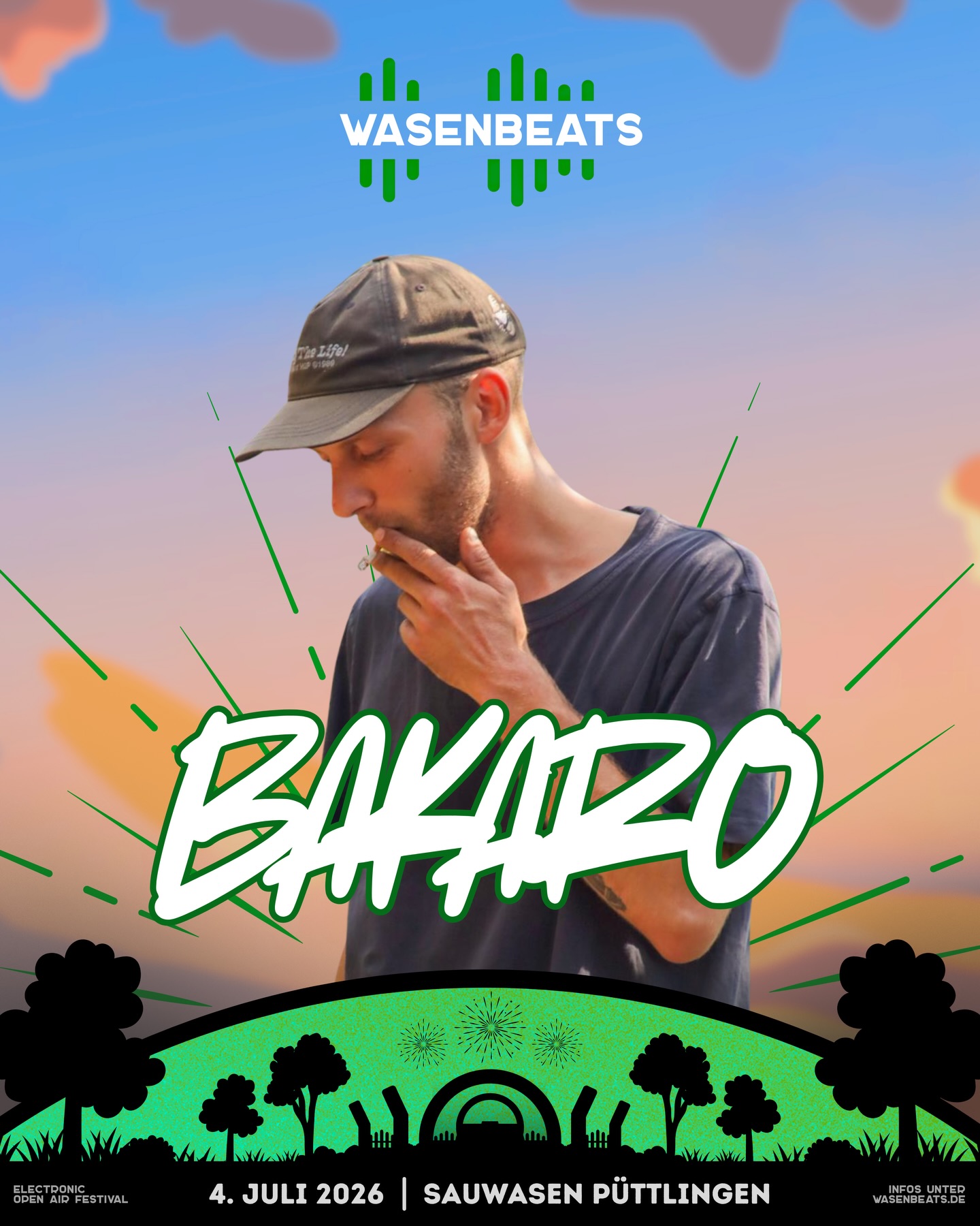 𝗟𝗜𝗡𝗘-𝗨𝗣 🚀

Ein waschechter „Püttlinger Bub“ füllt den Magical Forest mit frischen Beats 🎉

💥 𝗕𝗮𝗸𝗮𝗿𝗼 💥

Seit über drei Jahren steht Bakaro, der Bub aus Püttlingen, hinter den Decks. Doch seine Wurzeln liegen im Fundament der Szene. Vom Floorbau im @silodom.club und @sektorheimat bis zur Bauleitung der Extravaganza-Stage auf der Fusion und dem @moynfestival verbindet er technisches Know-how mit musikalischer Leidenschaft.

Sein Sound? Energetischer 𝗛𝗼𝘂𝘀𝗲, 𝗛𝗮𝗿𝗱 𝗛𝗼𝘂𝘀𝗲 𝘂𝗻𝗱 (𝗘𝗱𝗶𝘁-)𝗧𝗿𝗮𝗻𝗰𝗲. Als Mitbetreiber des @hunterthompsonsaloon und Mitglied der Kollektive  @diskorapid und @mood.ulation ist er für seine ansteckende Performance bekannt. Bakaro liefert nicht nur den Sound, er lebt die Energie des Floors - absolut verlässlich und unermüdlich bis zum letzten Track.

@_bakaro 🔥

🗓️ 4. Juli 2026
📍 Sauwasen, Püttlingen 
🎫 wasenbeats.de

#wasenbeats #festival #event #lineup