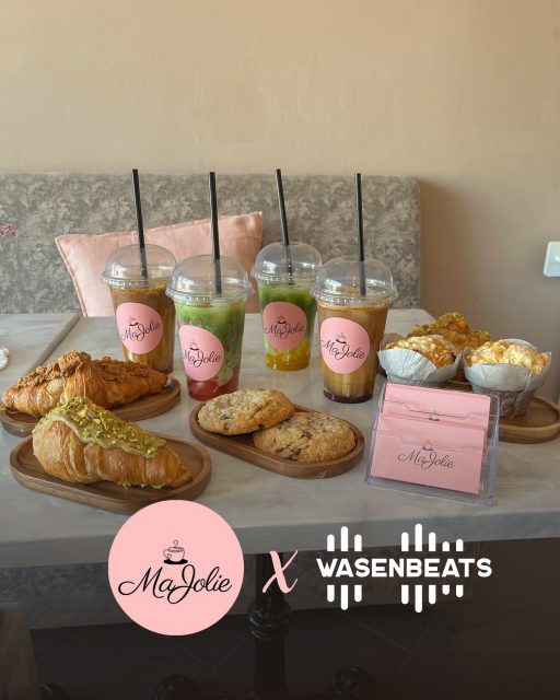 𝗠𝗮𝘁𝗰𝗵𝗮, 𝗜𝗰𝗲𝗱 𝗖𝗼𝗳𝗳𝗲𝗲 & 𝗦𝘄𝗲𝗲𝘁 𝗧𝗿𝗲𝗮𝘁𝘀 🍰🩷

Das Team von @cafemajolie versorgt euch auf dem Gelände mit eiskalten Matcha- & Eiskaffee-Kreationen sowie leckeren Backwaren ☕️🍪

🗓️ 4. Juli 2026
📍 Sauwasen, Püttlingen 
🎫 wasenbeats.de

#wasenbeats #festival #event #coffee #matcha