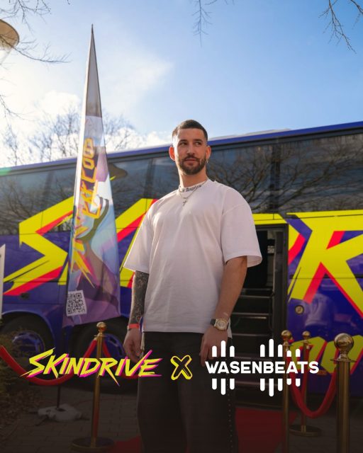 @skindrive.tattoo 𝗿𝗼𝗹𝗹𝘁 𝗱𝗶𝗲𝘀𝗲𝘀 𝗝𝗮𝗵𝗿 𝗮𝘂𝗳𝘀 𝗙𝗲𝘀𝘁𝗶𝘃𝗮𝗹 🚌

Deutschlands größter Tattoo-Bus mit 3 Artists an Bord - ein umgebauter Reisebus, der euch direkt vor Ort frische Tattoos liefert 🚀

Seid ihr ready für euer persönliches Festival-Tattoo? 💛

🚀 EDM | Hardstyle | House | Techno
🔥 3 Stages | 36 Artists
🗓️ 4. Juli 2026
📍 Sauwasen, Püttlingen 
🎫 wasenbeats.de

#wasenbeats #festival #event #ink