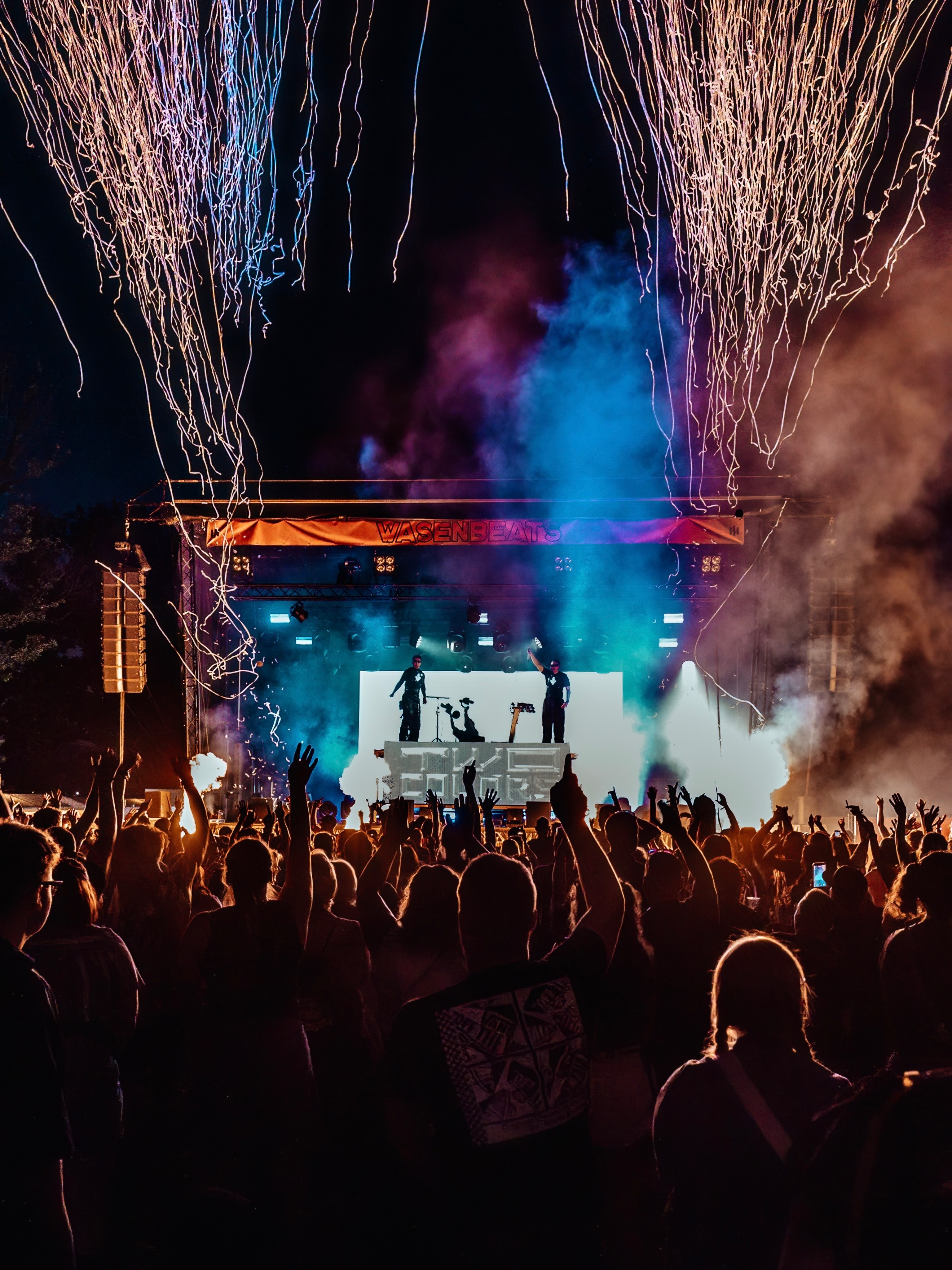 𝗪𝗔𝗦𝗘𝗡𝗕𝗘𝗔𝗧𝗦 𝟮𝟬𝟮𝟲 – 𝗪𝗶𝗿 𝘀𝗮𝗴𝗲𝗻 𝗗𝗔𝗡𝗞𝗘!🙏🚀

Wenn monatelange Planung auf so eine fantastische Crowd trifft, entsteht Magie.
Was wir vor wenigen Tagen mit euch erleben durften, war einfach der Wahnsinn! 🔥

Wir möchten uns von Herzen bedanken:

❤️ Bei euch, unseren Gästen: Danke für euer Lächeln, eure Energie und die ausgelassene Stimmung! Ihr habt den Sauwasen mal wieder zum Beben gebracht! 🚀
💛 Bei unserer Crew & Helfern: Ohne euren unermüdlichen Einsatz vor, während und nach dem Festival wäre das alles nicht möglich gewesen! 🫶🏻
🍔 Bei den Standbetreibern: Danke für die leckere Verpflegung und die top Drinks auf dem Gelände! ✨
🤝 Bei unseren Partnern & Sponsoren: Danke für das Vertrauen und die großartige Unterstützung! ☀️
🦺 Bei allen Sicherheits- & Einsatzkräften: Danke für einen reibungslosen und sicheren Festivaltag! 🥳

Wir sehen uns wieder! 🚀✨
💬 Wer ist nächstes Jahr wieder mit dabei? 👀

📸 @heiko_boncourt_media 

 #Wasenbeats #FestivalVibes #Festival #dankeschön